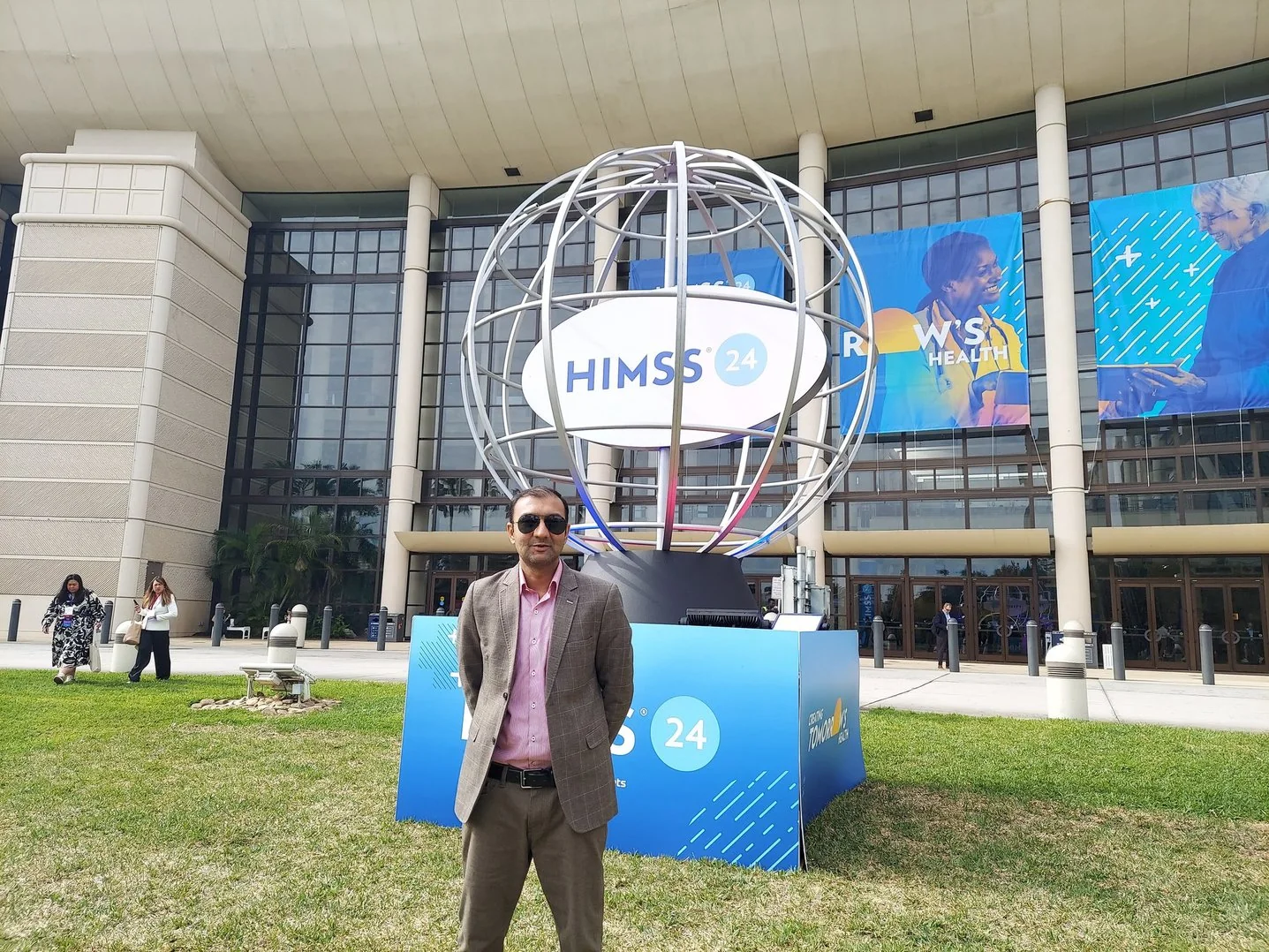 Dr. Bukhari at a HIMSS professional event